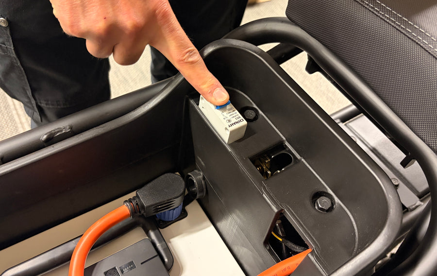 Sluit de batterij aan